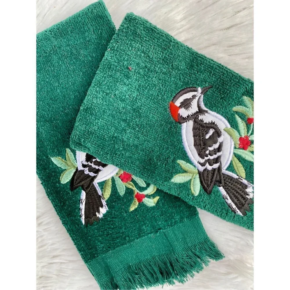 NWOT Christmas Holiday 2 PC Vintage Green Embroidered Bird Hand Towels